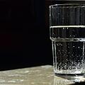 Viele Menschen bevorzugen kohlensäurehaltiges Wasser aufgrund des erfrischenden Geschmacks.