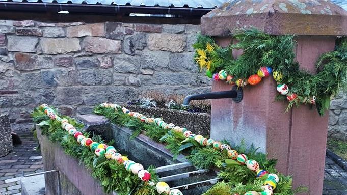 Der zum Osterfest geschmückte Brunnen nahe der Kleinbracher Kirche Foto: Louis Pörtner