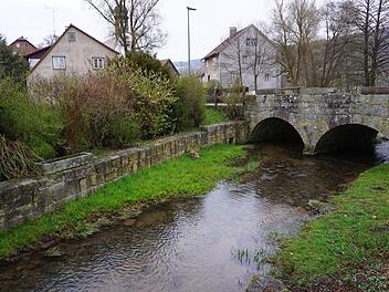 Die Krechenbachbrücke ist sanierungsfällig. Die danebenliegende Mauer wird jedoch nicht erneuert werden.