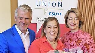 Der CSU-Bezirksvorsitzende Steffen Vogel MdL gratulierte der neuen Bezirksvorsitzenden der Frauen-Union Nikola Renner (Mitte) und dankte der langjährigen Vorsitzenden Anja Weisgerber MdB für ihr Engagement.