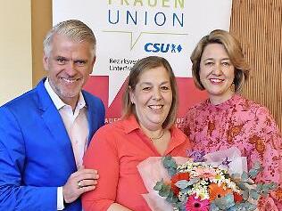 Der CSU-Bezirksvorsitzende Steffen Vogel MdL gratulierte der neuen Bezirksvorsitzenden der Frauen-Union Nikola Renner (Mitte) und dankte der langjährigen Vorsitzenden Anja Weisgerber MdB für ihr Engagement.