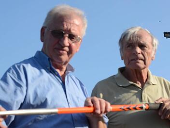 Speerwerfen hat seine Risiken: Kampfrichter-Obmann Horst Weis (links) und Herbert Höfner (TSV Bad Kissingen). Foto: Jürgen Schmitt