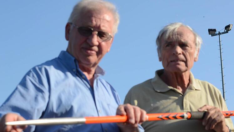 Speerwerfen hat seine Risiken: Kampfrichter-Obmann Horst Weis (links) und Herbert Höfner (TSV Bad Kissingen). Foto: Jürgen Schmitt