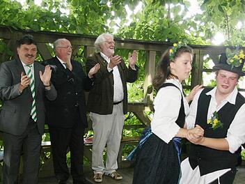 Im Streit um die Sanierung der Limmersdorfer Tanzlinde greift der Kirchweihverein die Marktgemeinde an. Links dessen Sprecher Veit Pöhlmann. Foto: Archiv