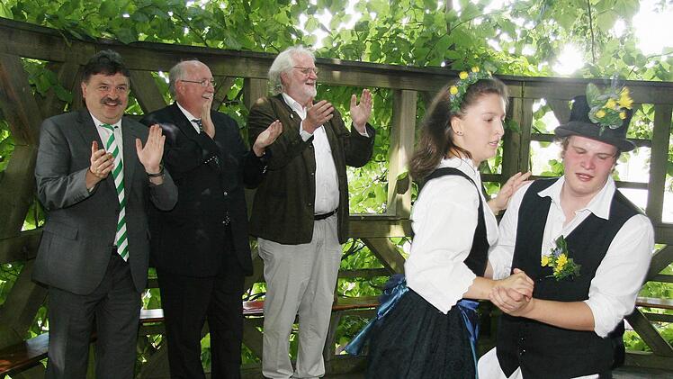 Im Streit um die Sanierung der Limmersdorfer Tanzlinde greift der Kirchweihverein die Marktgemeinde an. Links dessen Sprecher Veit Pöhlmann. Foto: Archiv