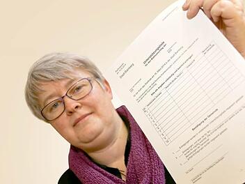 Christine Feldbauer, Leiterin des Wahlamts, zeigt eine der Unterstützer-Listen. Auf diesen unterschreibt man, wenn man BUB, BALI oder die Piratenpartei bei der Stadtratswahl wählen möchte. Foto: Matthias Hoch