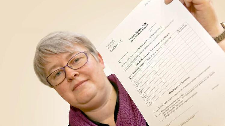 Christine Feldbauer, Leiterin des Wahlamts, zeigt eine der Unterstützer-Listen. Auf diesen unterschreibt man, wenn man BUB, BALI oder die Piratenpartei bei der Stadtratswahl wählen möchte. Foto: Matthias Hoch