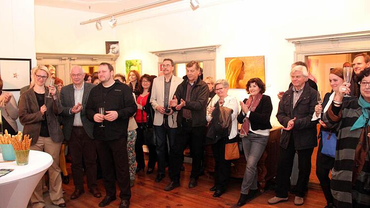 Viele Gäste lauschen - auch in den hinteren Zimmern.