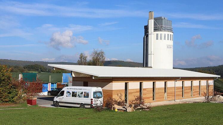 Der Wiederaufbau der niedergebrannten Schreinerei Müller in Reckendorf läuft auf vollen Touren. Foto: Barbara Herbst