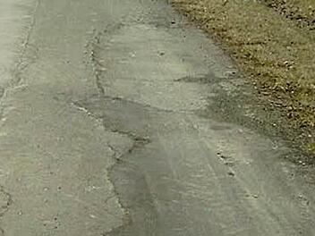 Die Sanierung der Straße nach Feldbuch wird heuer in Angriff genommen. Foto: Archiv/Erwin Weber