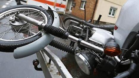 Das Moped sieht intakt aus, doch sein Fahrer wurde schwer verletzt.