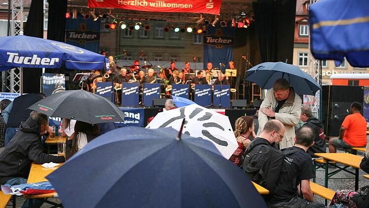 Ein typisches Bild aus den vergangenen Jahren: ein Blueskonzert bei Regen.  Foto: Archiv RiegerPress