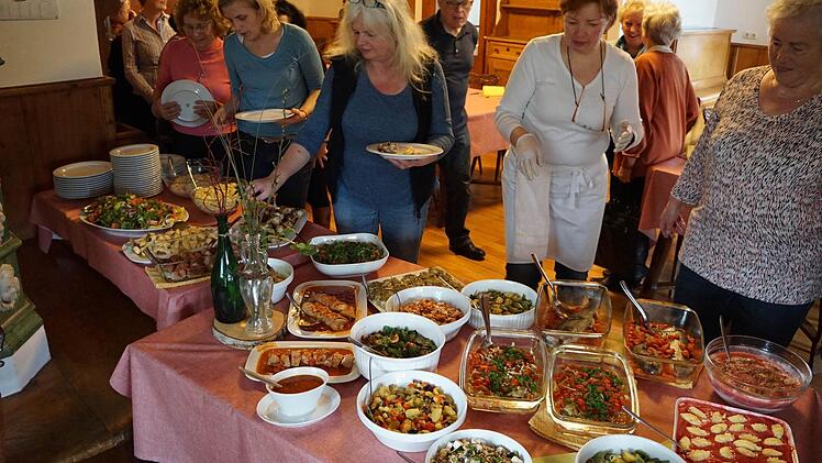 Ein üppiges Büfett mit verlockenden Gerichten haben die Teilnehmer der Fortbildung aufgebaut. Foto: Marion Eckert