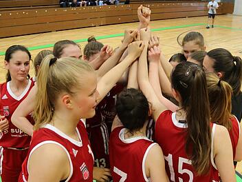 Die U15-Basketballerinnen der DJK Don Bosco Bamberg, ein verschworener Haufen, der bereit ist f&uuml;r das finale Turnier um die deutsche Meisterschaft Foto: privat
