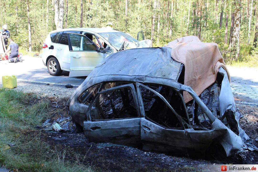 Frontalcrash fordert zwei Tote - Auto geht in Flammen auf