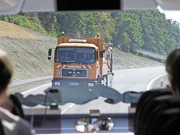 Der Kreis-Bauausschuss war einen Tag lang im Bus unterwegs und schaute sich das Kreisstraßennetz an. Schon vor der Einweihung bewegte man sich auch auf "verbotenen Pfaden". Fotos: Günther Geiling