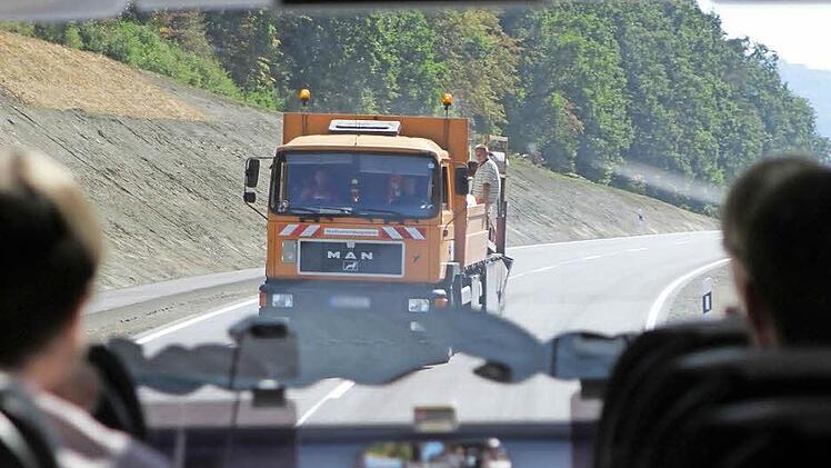 Der Kreis-Bauausschuss war einen Tag lang im Bus unterwegs und schaute sich das Kreisstraßennetz an. Schon vor der Einweihung bewegte man sich auch auf "verbotenen Pfaden". Fotos: Günther Geiling