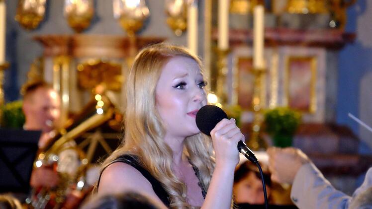 Sängerin Jeannine Engelen, die aus Leverkusen stammt, hatten die Eschenbacher Musikanten per Youtube im Internet gefunden. Foto: Gerd Schaar