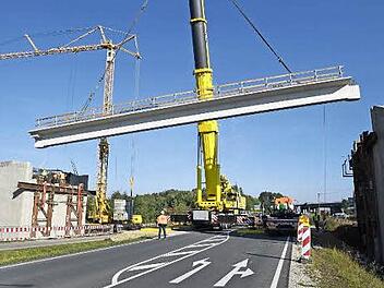 Im September 2016 wurden die Elemente für die Brücke über die alte B 4 und die Gleise bei Kemmern angeliefert. Archivbild: Ronald Rinklef