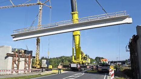 Im September 2016 wurden die Elemente für die Brücke über die alte B 4 und die Gleise bei Kemmern angeliefert. Archivbild: Ronald Rinklef
