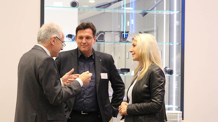 Rainer Kober, Markus Langbein (Leiter Vertrieb und Marketing) und Annette Schneider (Gesellschafterin) im Gespräch Foto: Lisa Kieslinger