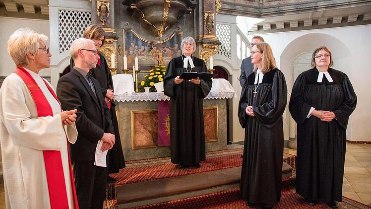 : Am Sonntag wurde Stefanie Ott-Frühwald (2.v.r.) feierlich in ihr Amt als Dekanin im Dekanat Michelau eingeführt.  Foto: Klaus Gagel