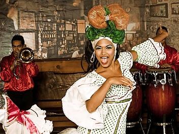 Bunte Kostüme, heiße Rythmen und mitreisende Tänze erwarten den Besucher bei der Bühnenshow "Pasión de Buena Vista". Foto: PR