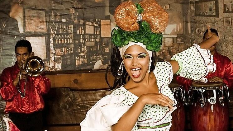 Bunte Kostüme, heiße Rythmen und mitreisende Tänze erwarten den Besucher bei der Bühnenshow "Pasión de Buena Vista". Foto: PR