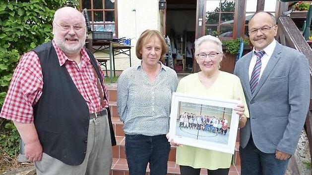 Wehmut schwang mit bei der Verabschiedung von Kursleiterin Edelgard Lindner in Stadtsteinach. Die neue &Uuml;bungsleiterin Heidi Weber nahm gleich die Gelegenheit wahr, sich den Stadtsteinachern vorzustellen. Unser Bild zeigt (von links) den Stadtsteinacher Awo-Vorsitzenden Heinz Nowack, Heidi Weber, Edelgard Lindner und Kreisgesch&auml;ftsf&uuml;hrer Peter Konrad.  Foto: Klaus-Peter Wulf