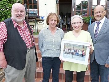Wehmut schwang mit bei der Verabschiedung von Kursleiterin Edelgard Lindner in Stadtsteinach. Die neue Übungsleiterin Heidi Weber nahm gleich die Gelegenheit wahr, sich den Stadtsteinachern vorzustellen. Unser Bild zeigt (von links) den Stadtsteinacher Awo-Vorsitzenden Heinz Nowack, Heidi Weber, Edelgard Lindner und Kreisgeschäftsführer Peter Konrad.  Foto: Klaus-Peter Wulf