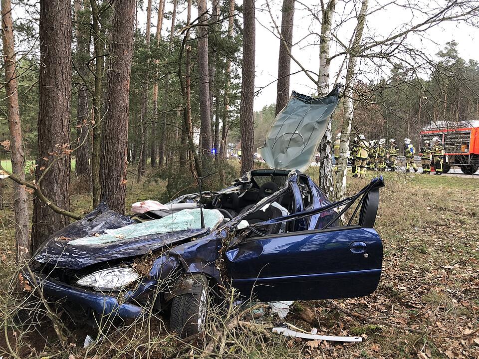 25-Jähriger rast mit seinem Auto in ein Waldstück