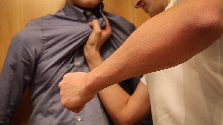Vor einem Freizeitbad in Tuttlingen haben vier Jugendliche einem Badegast aufgelauert und ihn brutal zusammengeschlagen - und das nur, weil sich der Mann &uuml;ber sie beschwert hatte. Symbolfoto: Christopher Schulz