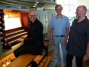 Die Freude ist den Dreien (von links) Kirchenmusikdirektor Peter Stenglein, Orgelbauer Jürgen Lutz und Diakon Jochen Grams über das gelungene Werk ins Gesicht geschrieben. Lothar Weidner