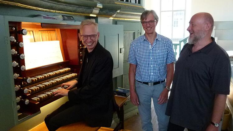 Die Freude ist den Dreien (von links) Kirchenmusikdirektor Peter Stenglein, Orgelbauer Jürgen Lutz und Diakon Jochen Grams über das gelungene Werk ins Gesicht geschrieben. Lothar Weidner