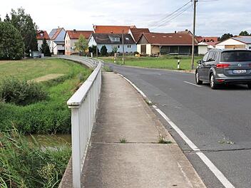 Der Landkreis Bamberg will 2019 die Kreisstraße 24 ausbauen und die Brücke über die Reiche Ebrach bei Wind komplett erneuern. Die Gemeinde Pommersfelden sieht in der Maßnahme die einmalige Chance für einen Geh- und Radweg zwischen den beiden Ortsteilen.  Foto: Evi Seeger (Archiv)