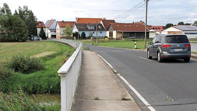 Der Landkreis Bamberg will 2019 die Kreisstraße 24 ausbauen und die Brücke über die Reiche Ebrach bei Wind komplett erneuern. Die Gemeinde Pommersfelden sieht in der Maßnahme die einmalige Chance für einen Geh- und Radweg zwischen den beiden Ortsteilen.  Foto: Evi Seeger (Archiv)