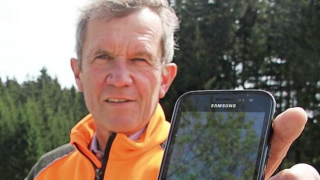 Forstbetriebsleiter Fritz Maier bek&auml;mpft mithilfe einer App den Borkenk&auml;fer. Foto: Veronika Schadeck