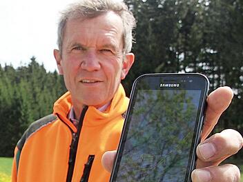 Forstbetriebsleiter Fritz Maier bekämpft mithilfe einer App den Borkenkäfer. Foto: Veronika Schadeck