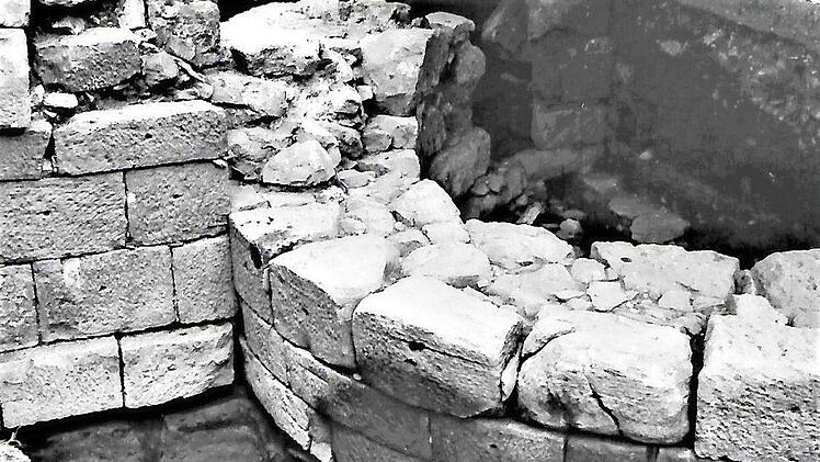 Bei den Ausgrabungen 1989 wurde das Fundament eines mächtigen Sandsteinturms nachgewiesen.