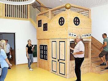 Kindgerecht und geplant bis ins kleinste Detail zeigt sich der neue Kindergarten an der Albrecht-Dürer-Straße in Ebern, wovon sich der Bauausschuss mit Bürgermeister Jürgen Hennemann (Dritter von rechts) überzeugen konnte.  Fotos: Helmut Will