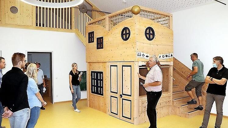Kindgerecht und geplant bis ins kleinste Detail zeigt sich der neue Kindergarten an der Albrecht-Dürer-Straße in Ebern, wovon sich der Bauausschuss mit Bürgermeister Jürgen Hennemann (Dritter von rechts) überzeugen konnte.  Fotos: Helmut Will