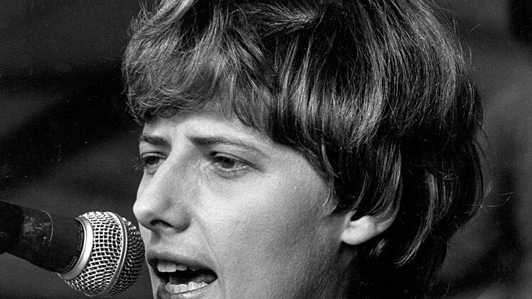 Petra Kelly spricht bei einer Anti-Atomkraft-Demonstration in Irland (1978).