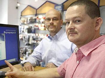 Hier dreht sich alles um den Computer! Die Geschäftsführer der Firma Regenspurger, Frank (rechts) und Ingo Regenspurger, planen den Ablauf der "Zeig Dich!"-Tour, bei der sie Schüler wieder über Beruf und Ausbildungsmöglichkeiten in ihrem Unternehmen informieren werden. Foto: Katja Nauer