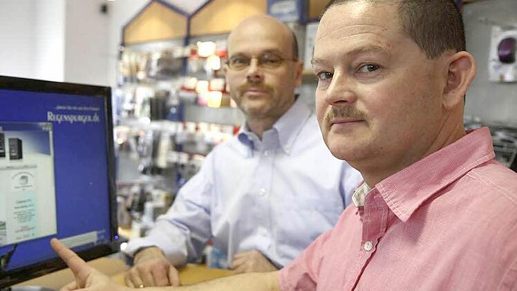 Hier dreht sich alles um den Computer! Die Geschäftsführer der Firma Regenspurger, Frank (rechts) und Ingo Regenspurger, planen den Ablauf der "Zeig Dich!"-Tour, bei der sie Schüler wieder über Beruf und Ausbildungsmöglichkeiten in ihrem Unternehmen informieren werden. Foto: Katja Nauer