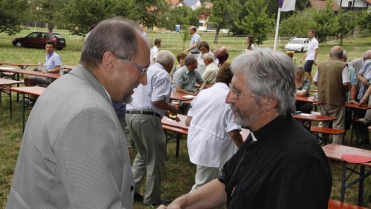 Vizelandrat Georg Lang verabschiedet Pfarrer Johnke im Auftrag des Landkreises Forchheim.
