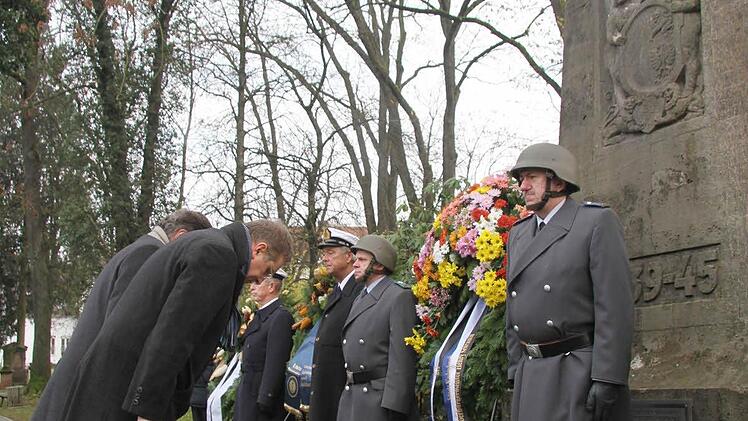 Mit einer tiefen Verbeugung verneigten sich Oberbürgermeister Henry Schramm und Landrat Klaus Peter Söllner vor den Gefallenen der Weltkriege