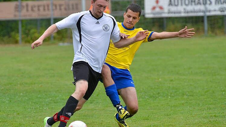 A-Klasse Bamberg 1: Die Gäste aus Mühlhausen rannten - anders als in dieser Szene - dem Geschehen in Elsendorf oft nur hinterher, gingen aber als Sieger vom Platz.