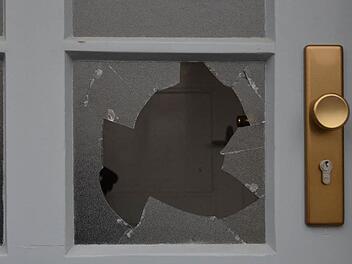 Eine Scheibe der Außentür des Gebäudes wurde eingeschlagen. Foto: Rainer Lutz