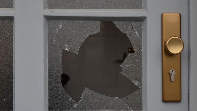 Eine Scheibe der Außentür des Gebäudes wurde eingeschlagen. Foto: Rainer Lutz