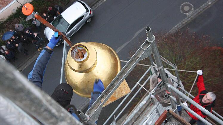 Die Kirchturmkugel wird hochgezogen.Foto: Arnold Nöth